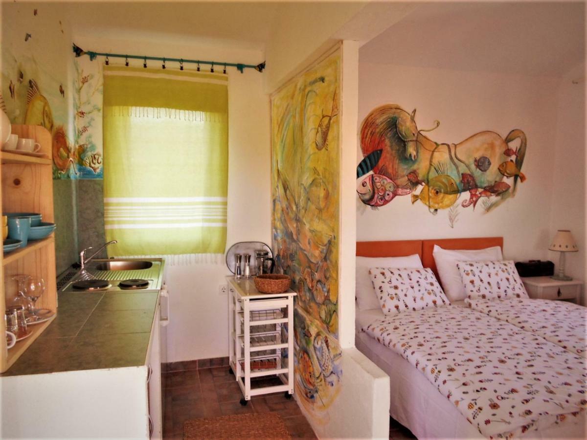 Apartments-estate Under The Paintbrush Apartment