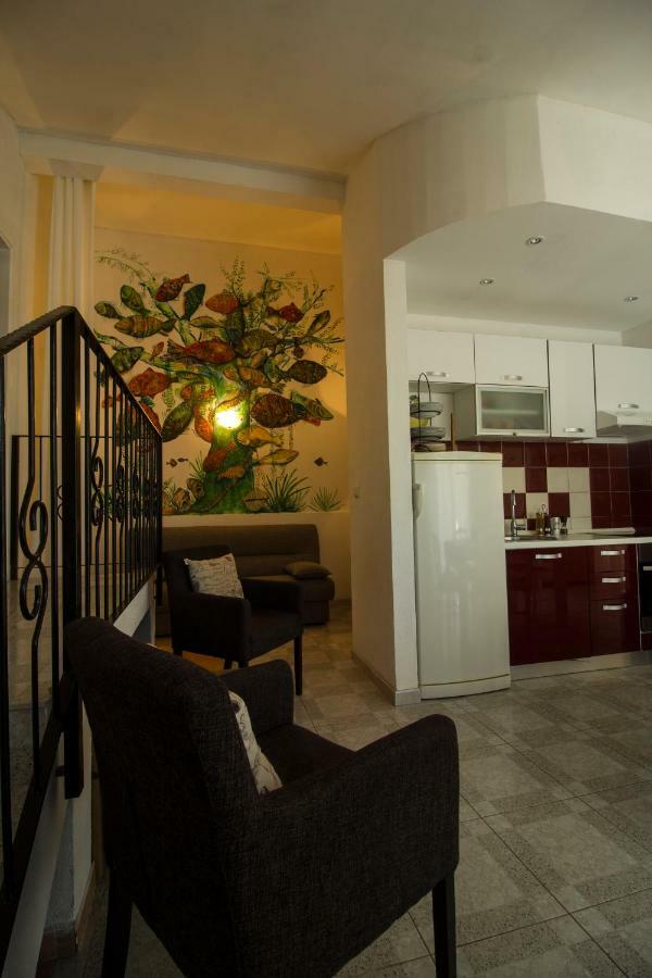 Apartments-estate Under The Paintbrush Apartment Vis