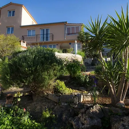 Apartments-Estate Under The Paintbrush Vis Exterior photo