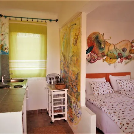 Apartments-Estate Under The Paintbrush Vis Room photo