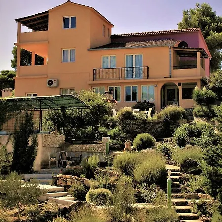 Apartments-Estate Under The Paintbrush Vis Exterior photo